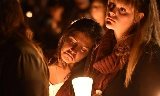 北美懦夫四件套为啥是：抗议、口号、蜡烛和鲜花？其实，这就是”象征性行动主义”，用