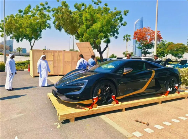 比亚迪顶级纯电超跑仰望U9 Xtreme抵达迪拜开启交付，售价高达2000万元！