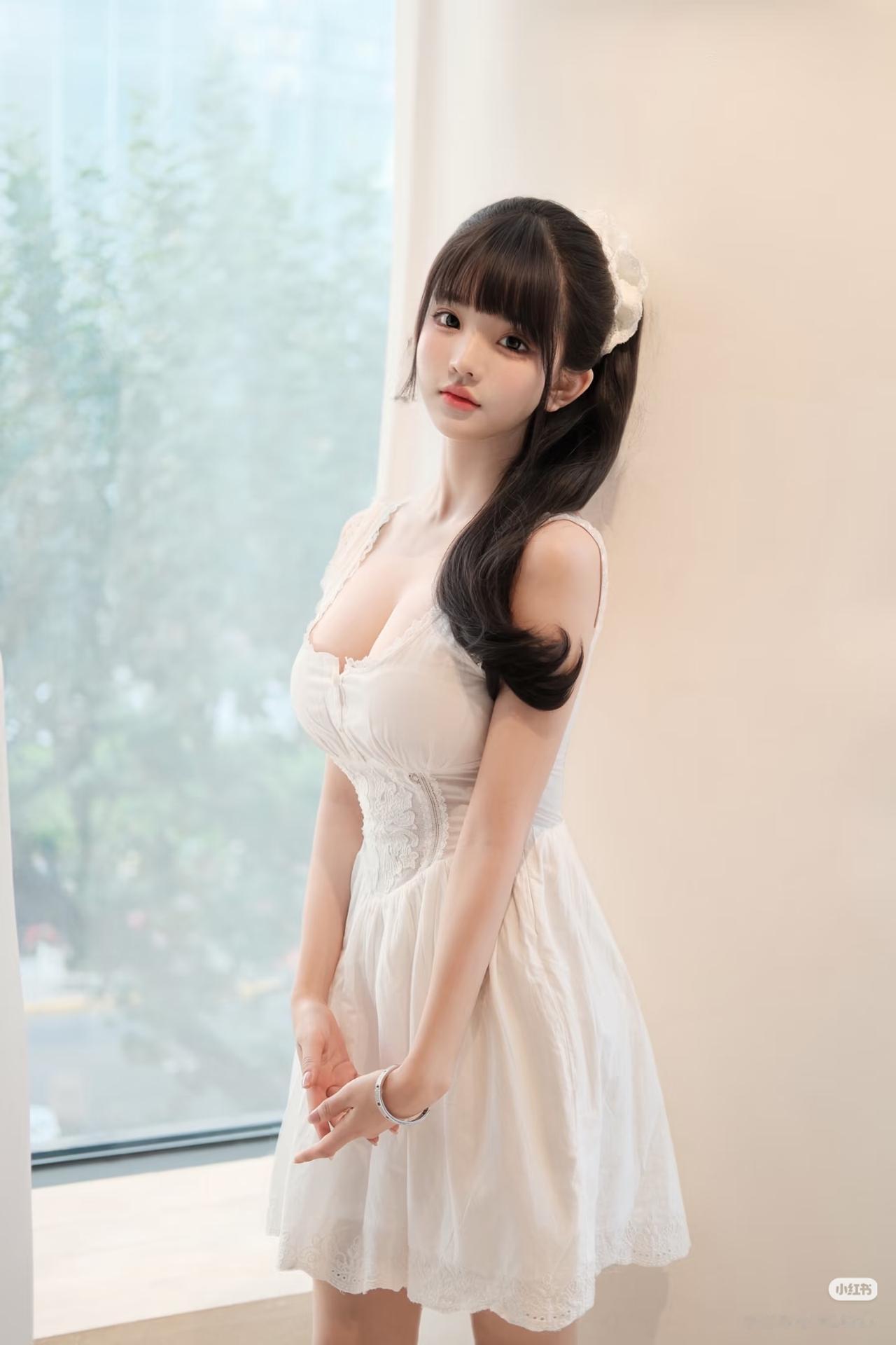 白衣少女倚窗立，春光满面笑语生。