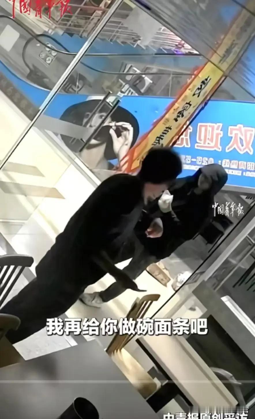 “这个餐馆老板必须让他火！”江苏南京icon，餐馆老板准备打烊回家，突然看到一个