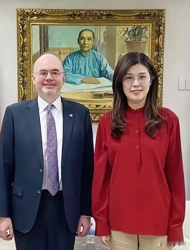 台海传来新消息！
​国民党主席郑丽文，穿了件正红色衬衫见美国官员。这一身红，可太