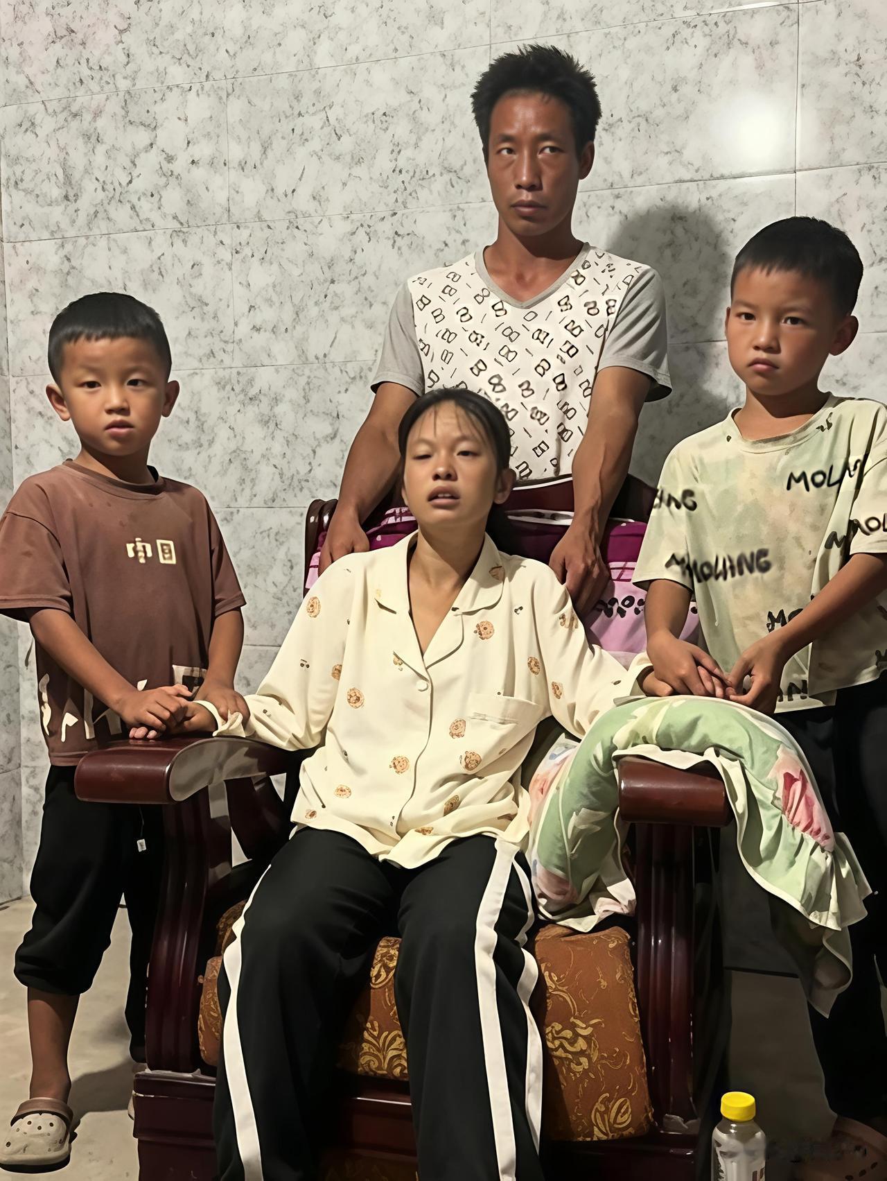 第一张也是最后一张全家福：34岁妈妈走了，留下智力残疾的丈夫和两个孩子
 
34