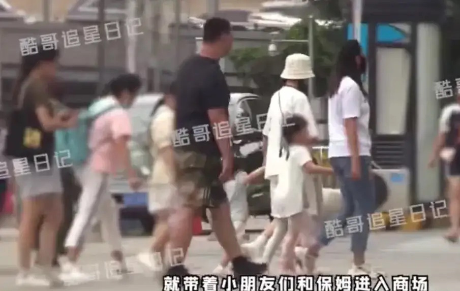 #谢娜带三个孩子逛商场#谢娜带三个女儿一起出门逛街，她挨个将女儿们抱下车，在商场