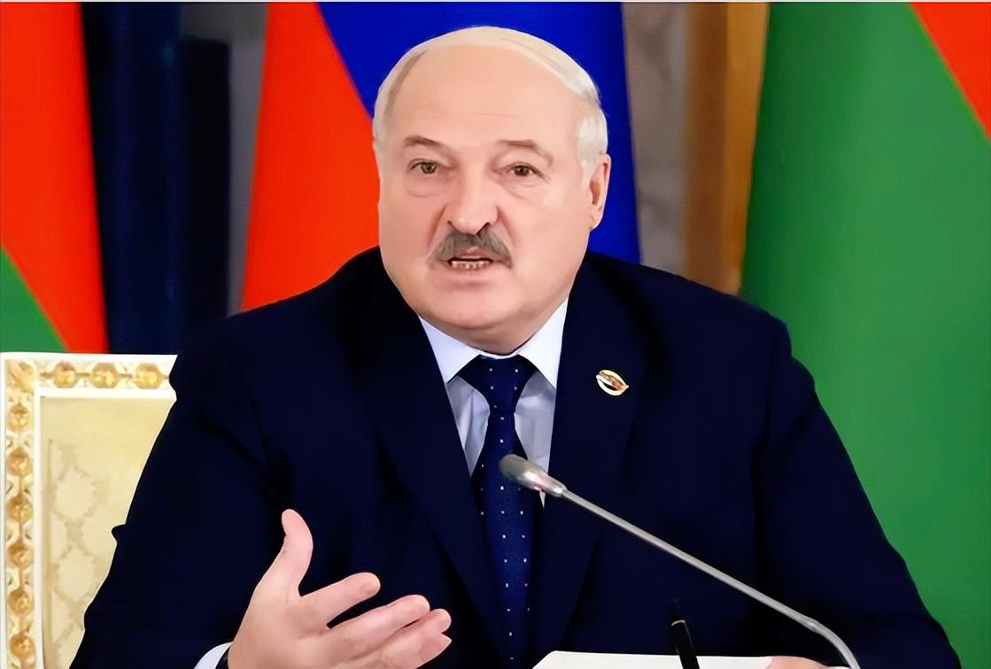 最近白俄罗斯总统卢卡申科说的一句话火了，他把俄罗斯比作“沉睡的巨熊”，提醒乌克兰