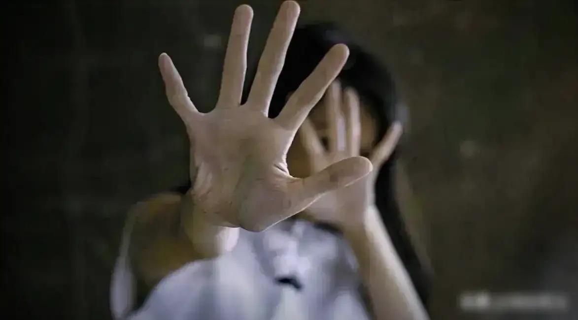 云南昭通，55岁男子与84岁老太发生关系后，被老太孙子当场发现，老太穿好衣服后，