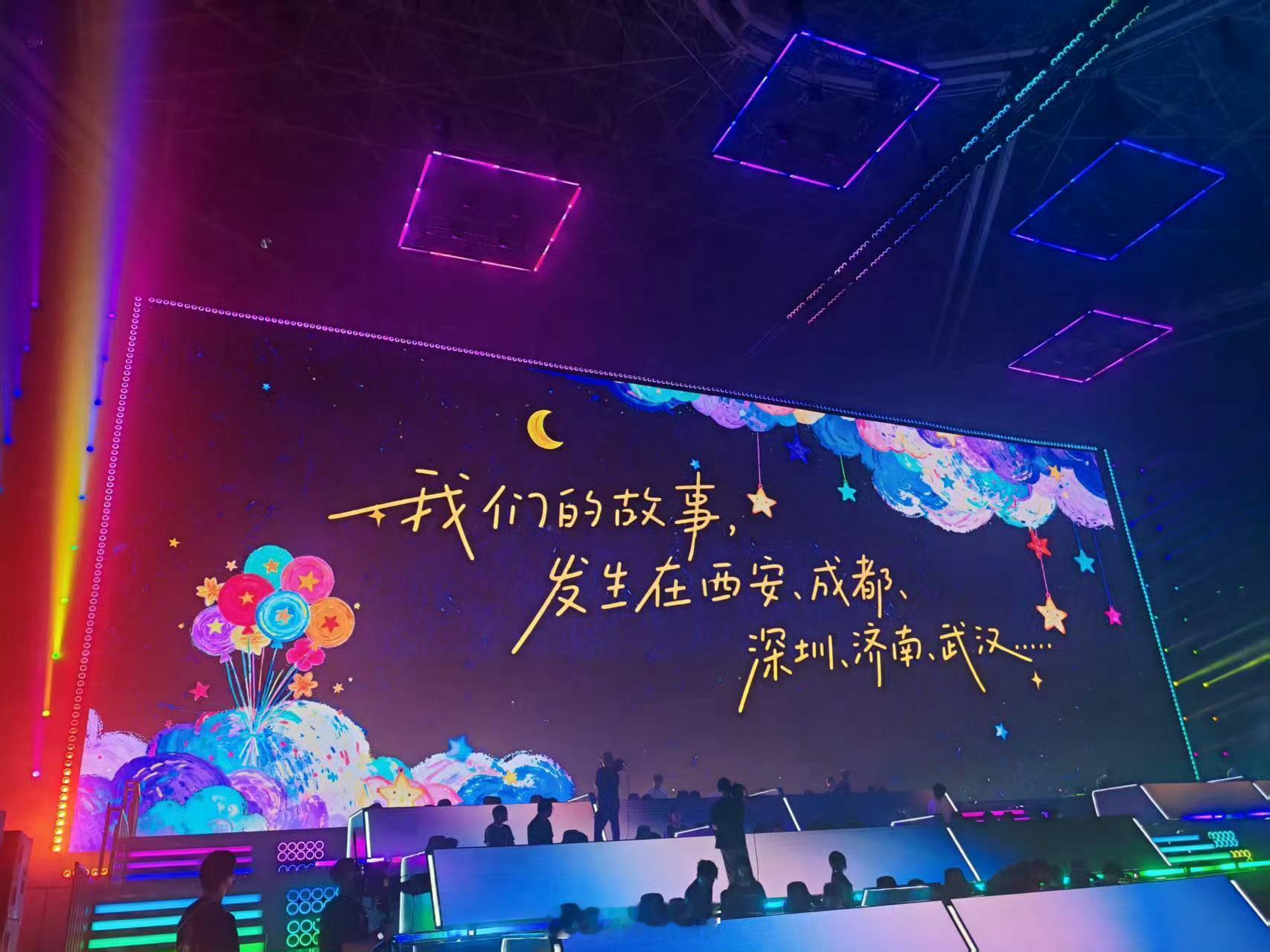 电竞的风还是吹到了武汉过早摊的塑料凳上，年轻人边嗦粉边讨论战 术；楚河汉街的霓虹