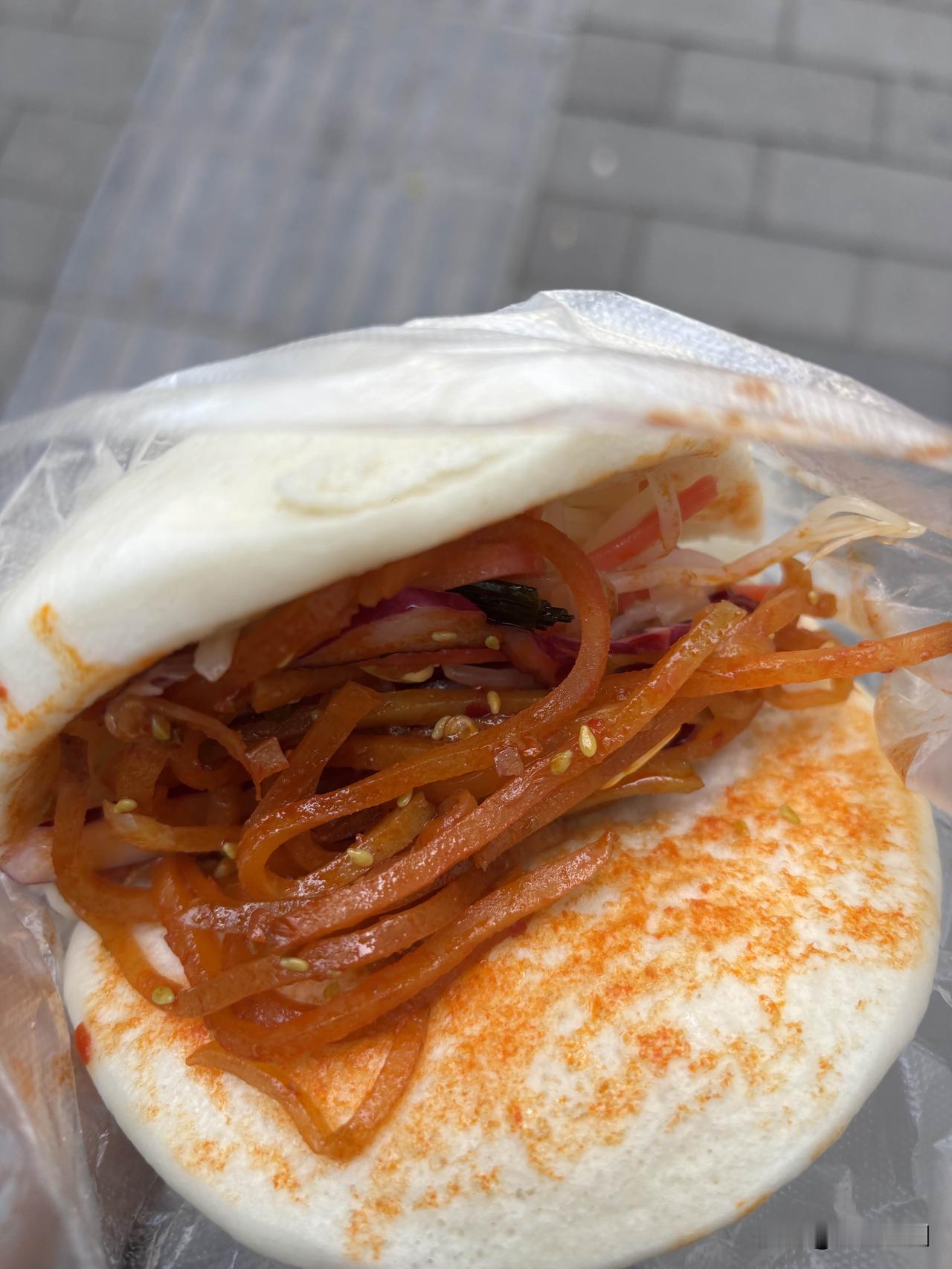 早上在西安吃的菜夹馍，荷叶饼夹菜，三元一个，这个看着没有烧饼夹菜美，不过就是便宜