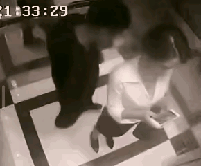 这哥们真是胆大包天，不知道电梯里都有监控吗？
