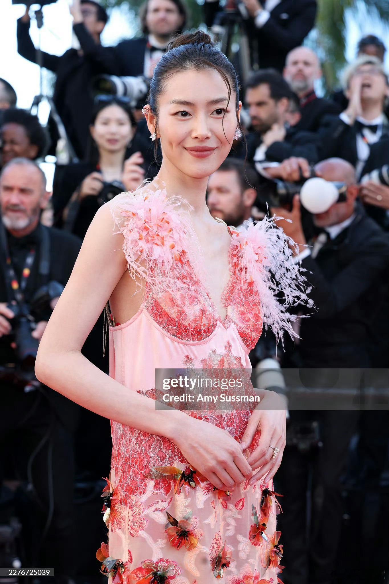 超模刘雯第十次登上戛纳电影节红毯 ！🌸🌺🌷身穿 CHANEL 2026 秋