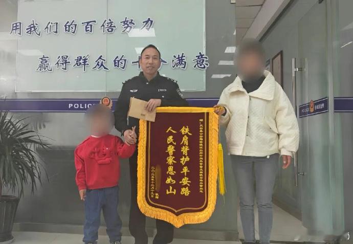 寒夜深山台州民警暖心背送迷路母子归 寒夜深山险象生，台州民警踏夜驰援！背起迷路孩