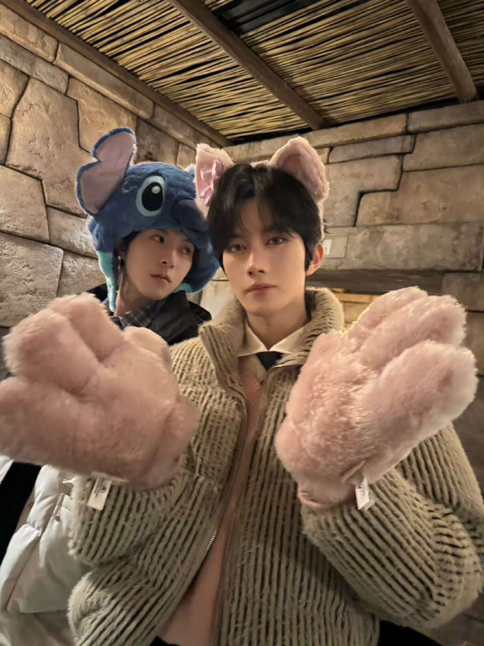 黄星邱鼎杰江衡李沛恩迪士尼游玩照来啦！昨天才看到一堆路透，今天就能有照片，速度很