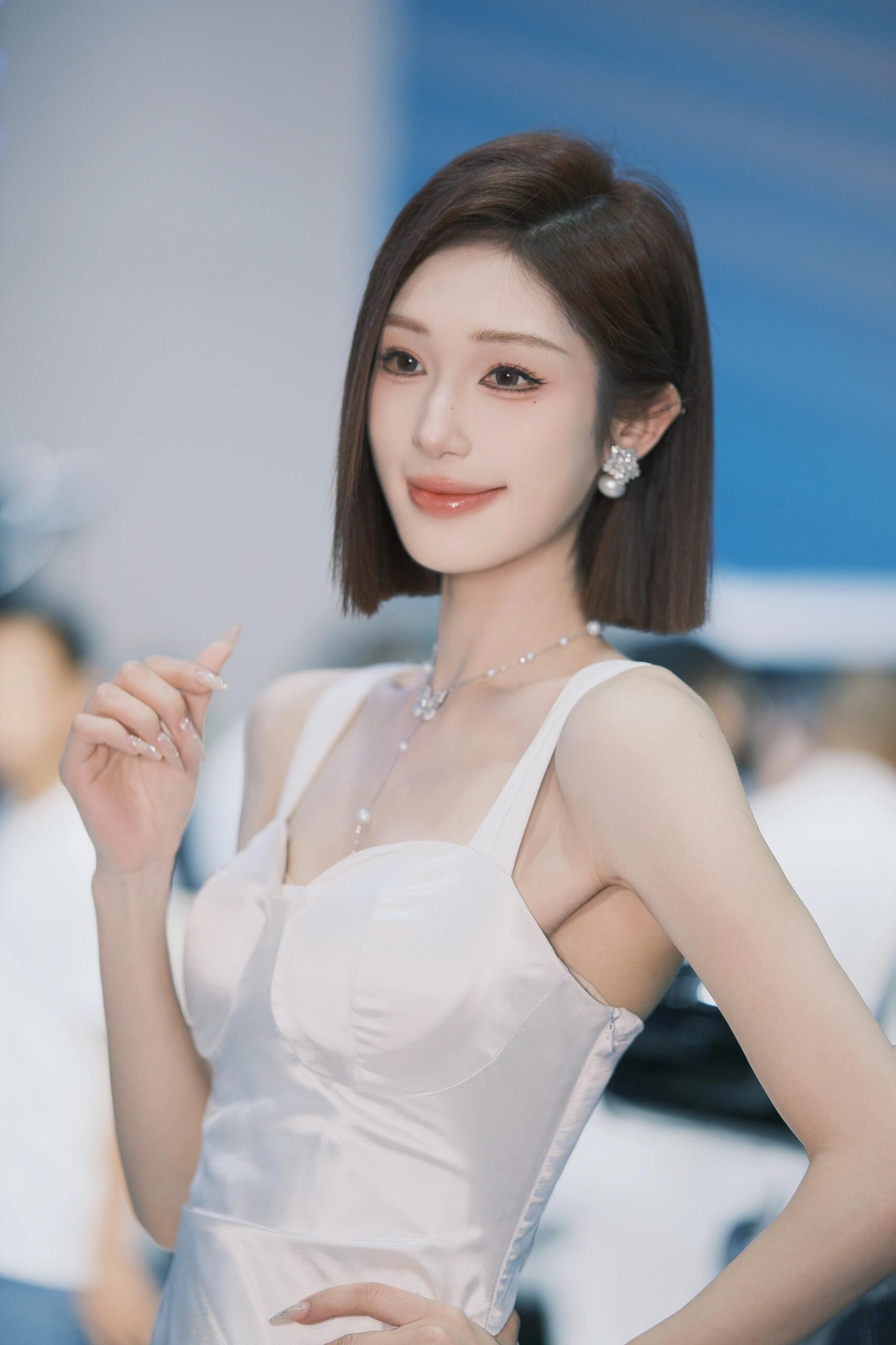 短发美女车模来啦～ ​​​