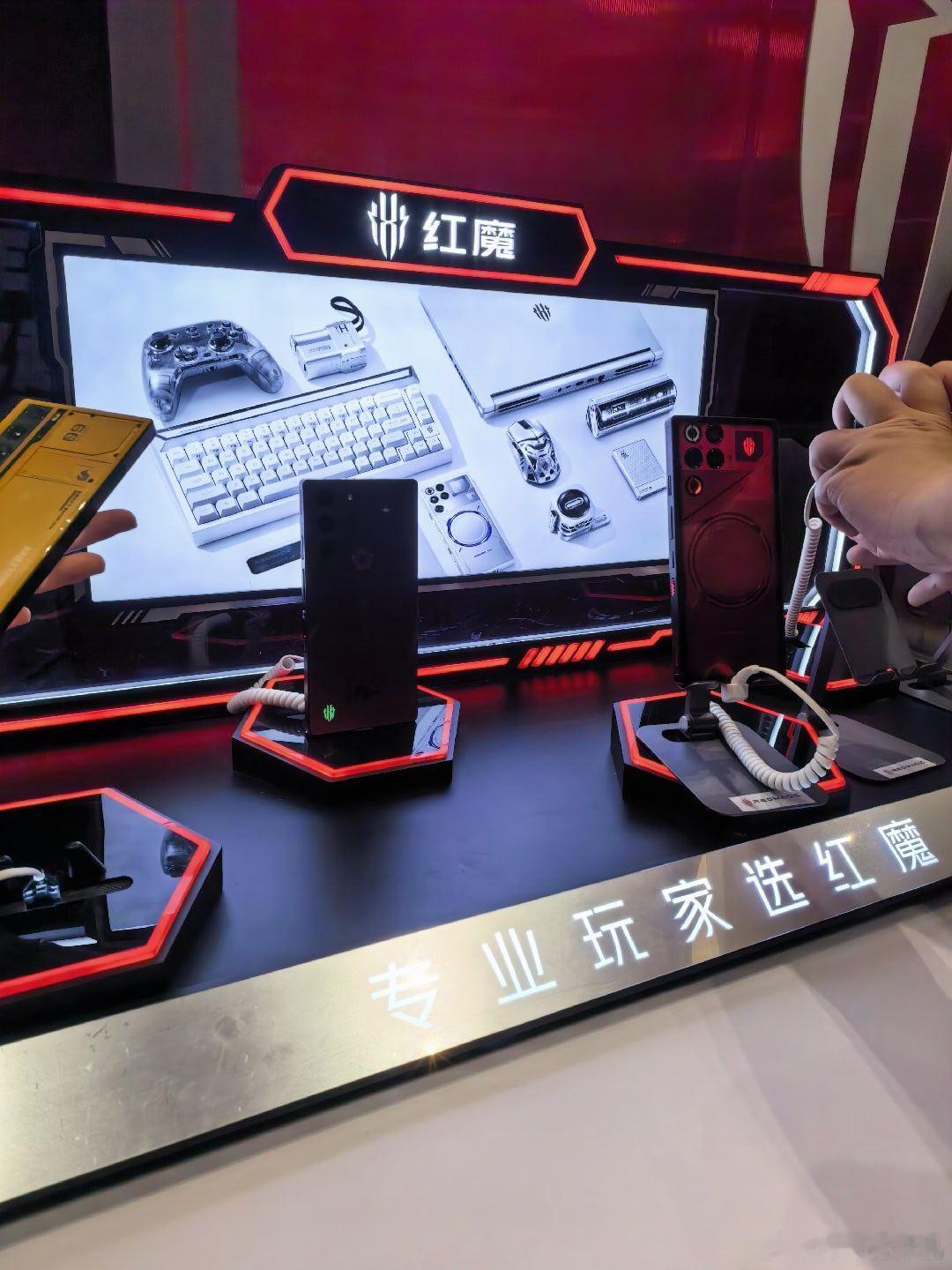红魔 8 周年，现场来了好多小姐姐，还在现场打起来了王者荣耀，游戏手机还得是红魔