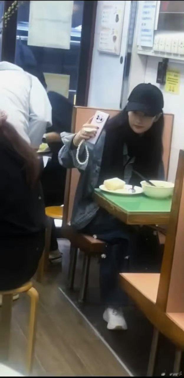 刘亦菲私底下也是小女孩来的刘亦菲私下一点明星架子都没有，好有亲和力 