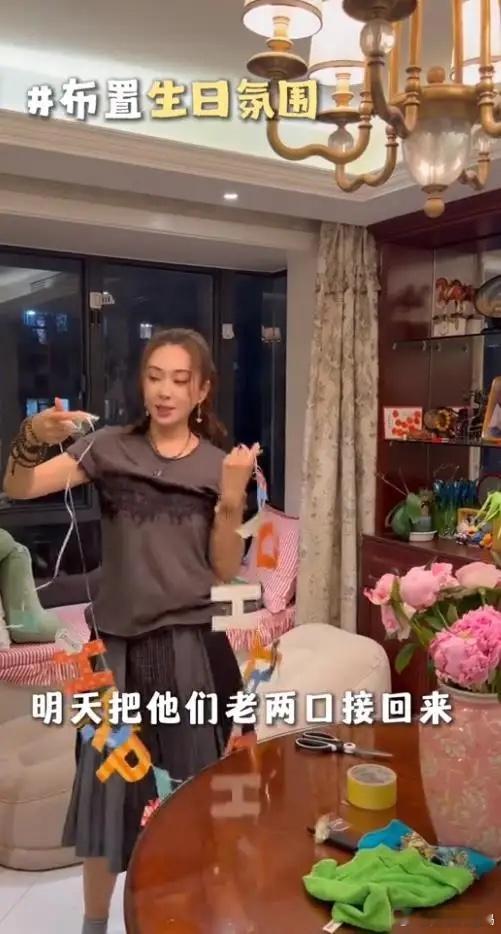 杜若溪这儿媳当的是真不错，女儿骨折，公婆同时住院，老公严屹宽在剧组拍戏，一个人要