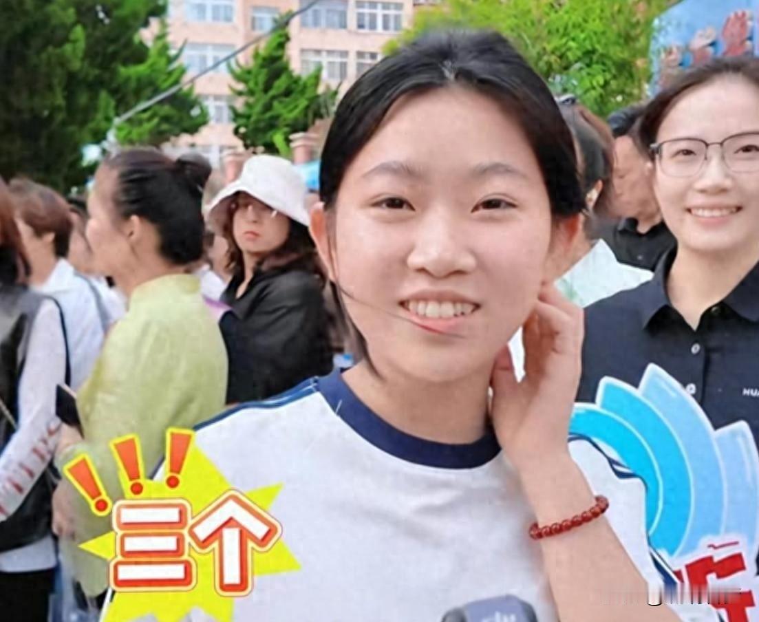 2026年青岛高考惊现一个人考场，三个监考老师同时盯一个人

视频流出的瞬间，评