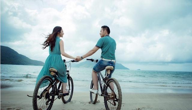 相亲失败后，媒人找上门，满脸无奈地叹气：“那人不行，你看我怎么样？咱同病相怜，要