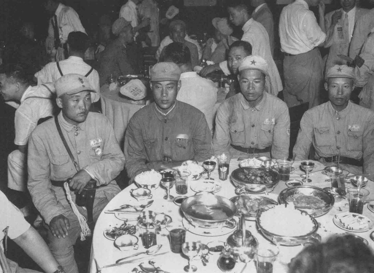 1949年8月1日，上海工商界庆祝“八一”举行慰问战斗英雄晚会。

是日晚工商界