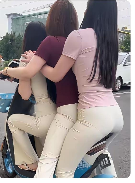 给力
美女骑个电动车；
一拖一挂共三人；
超载可是不允许；
轻者交警要教育；
重