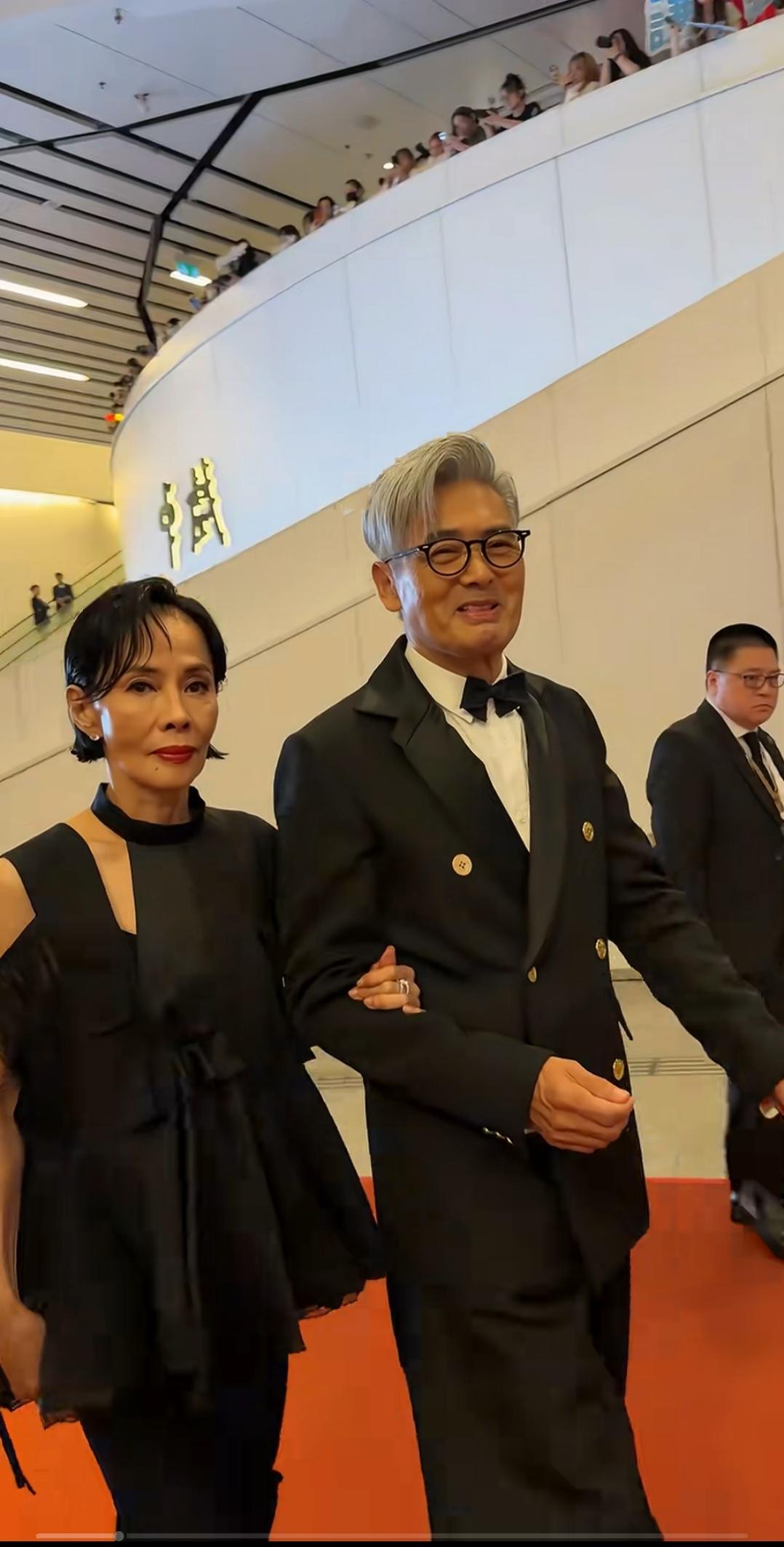 发哥夫人，老了比年轻时候更精致精神。