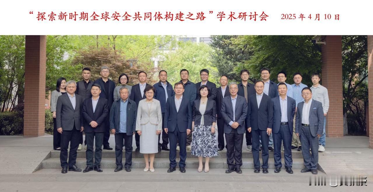 来
根据这张图猜一下黄教授的身高[呲牙]