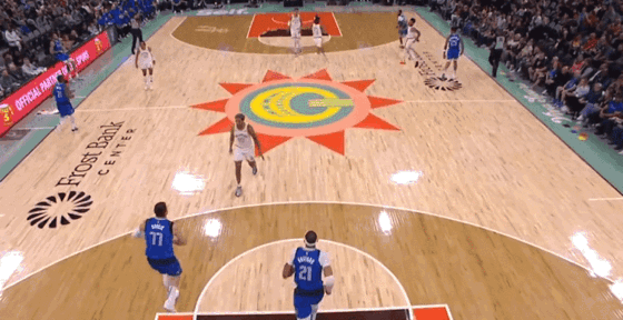 NBA赛场镜头：摇头惊叹，难以置信，unbelievable！
   能在NBA