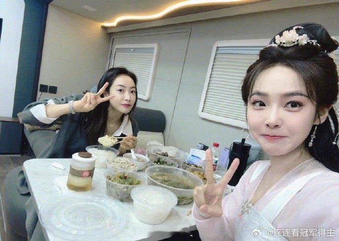 张佳宁晒合照为宋茜庆生 美女旁边还 美女的含金量 