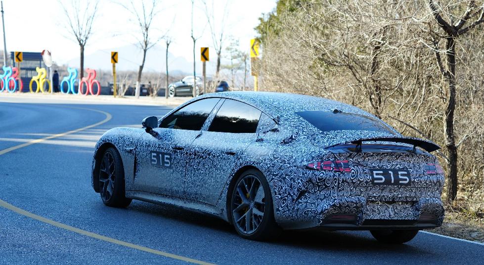 这个就是新款的小米SU7！

目前还不清楚小米计划什么时候把这款新车型给拿出来，