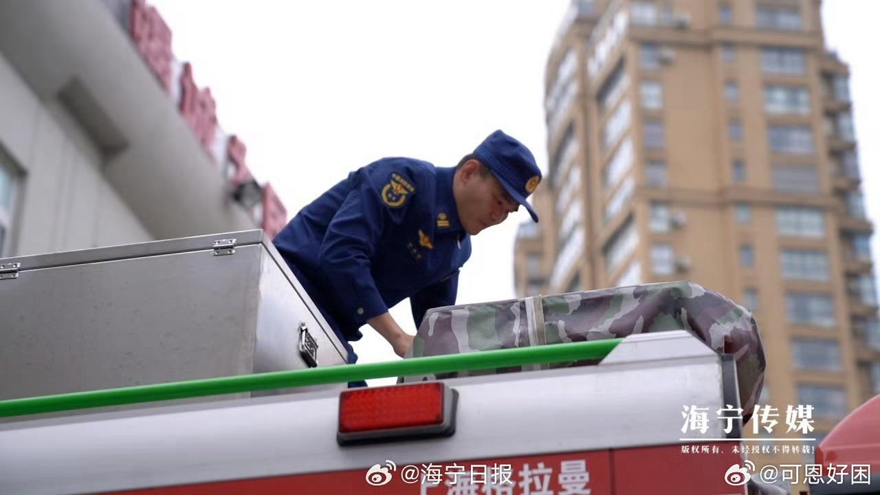 他的战场在方向盘上。浙江海宁消防驾驶员钟道颖，十年安全行车数十万公里，脑中刻着“