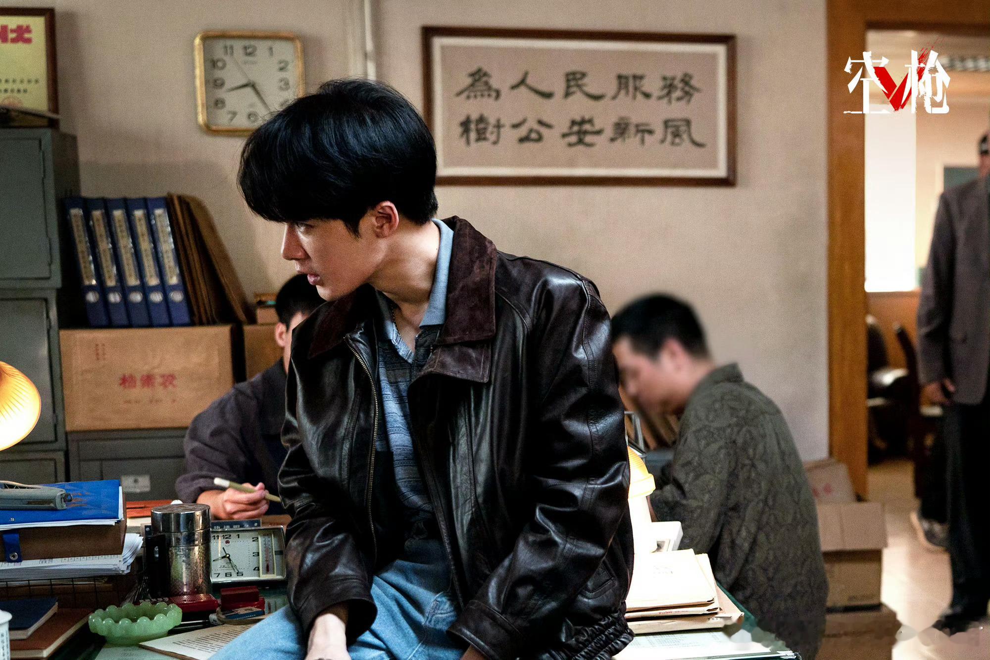 檀健次亓宏刚上映海报💛檀健次换置顶 有些人演戏是在演别人，他演戏是把自己交给角