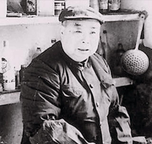 上世纪80年代的一天，济南市民吴呈清夫妇早起，去逛菜市场。在菜摊挑选时，营业员笑