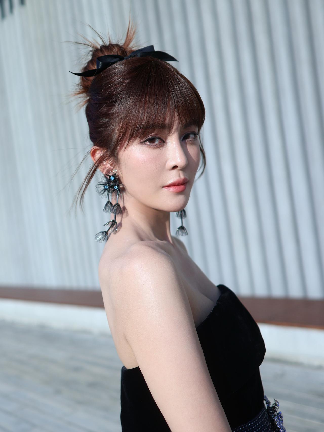 一个台湾女主持人从成都回来之后，在节目里咆哮：我不是说大陆比台湾好，但是拜托，你