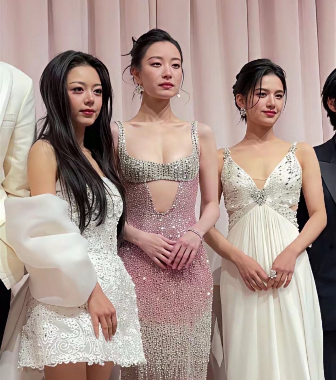 以前居然觉得张婧仪普，看完这张图，突然觉得她好美。 