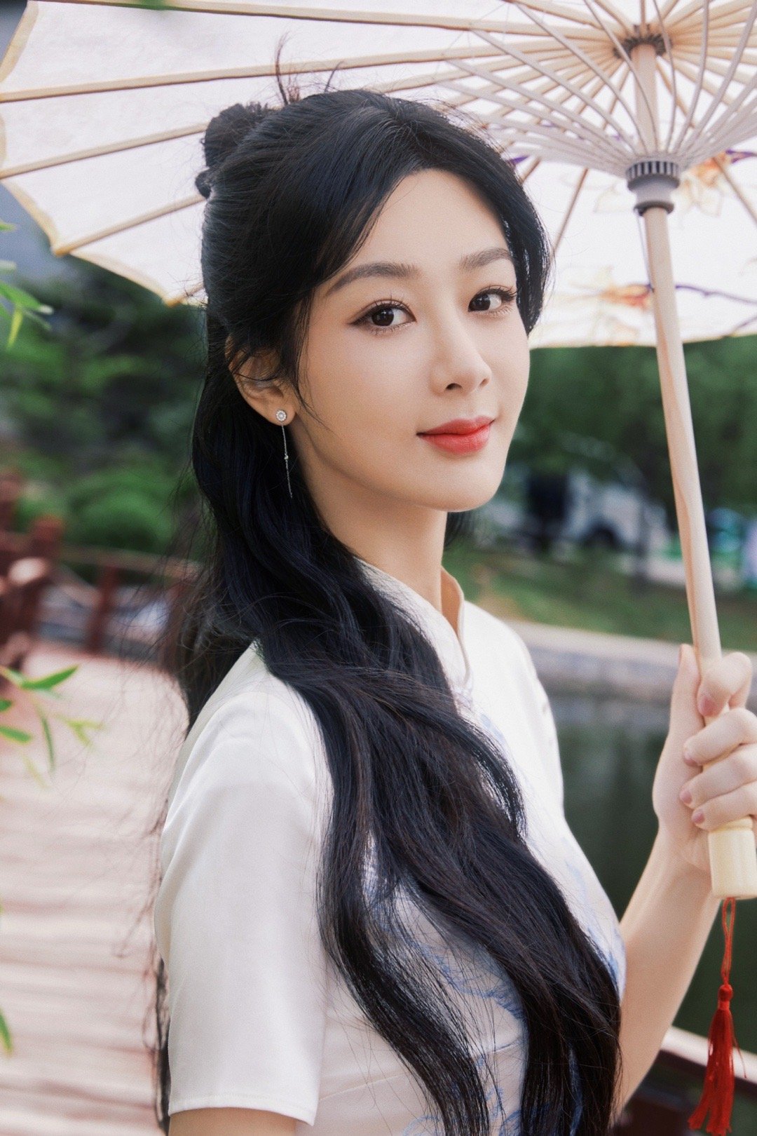  [抱一抱]#杨紫要久久爱# 在夕阳坠地的刹那，在日光散漫的时刻，在微风中似永的