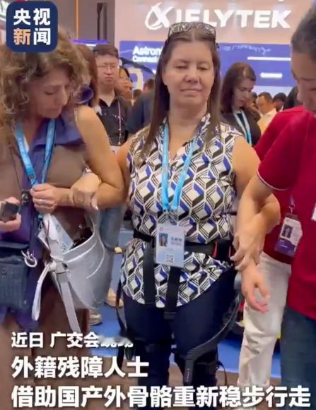 广州，广交会，一个阿根廷女人坐着电动轮椅排了半小时队。几分钟后，她站起来了。她的