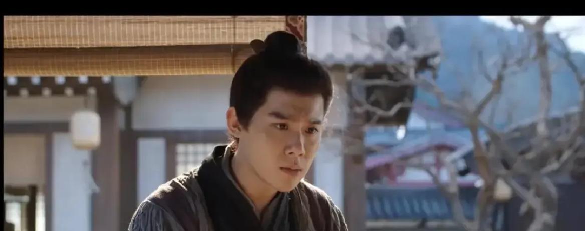 杀你全家的，是你爸。

别急着划走。你叔递来的刀，刀柄刻着“虎贲”。藏兵巷挖出的