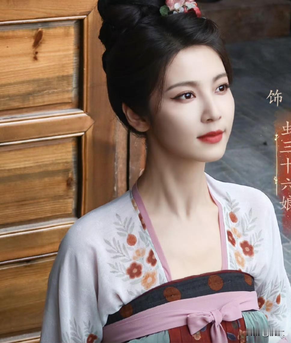 虫三十六娘耳朵有多道割痕，苏无名说这代表她是盔勒贵族。盔勒的习俗是亲人去世就能用