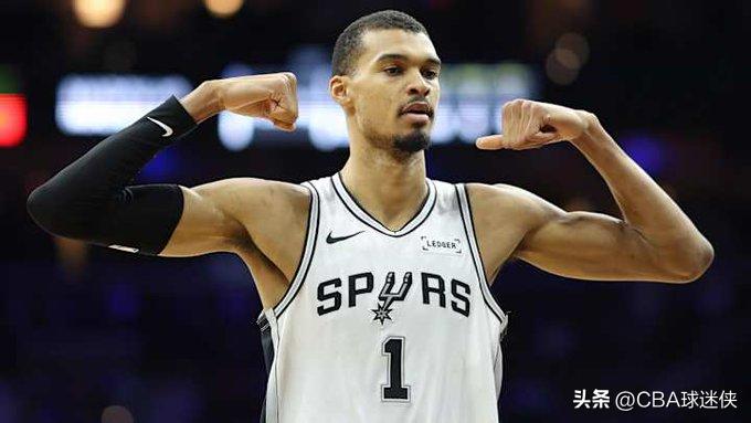 8分钟两双，历史最快！文班亚马这是要逆天啊！🔥

今天马刺对公牛的比赛，文班亚