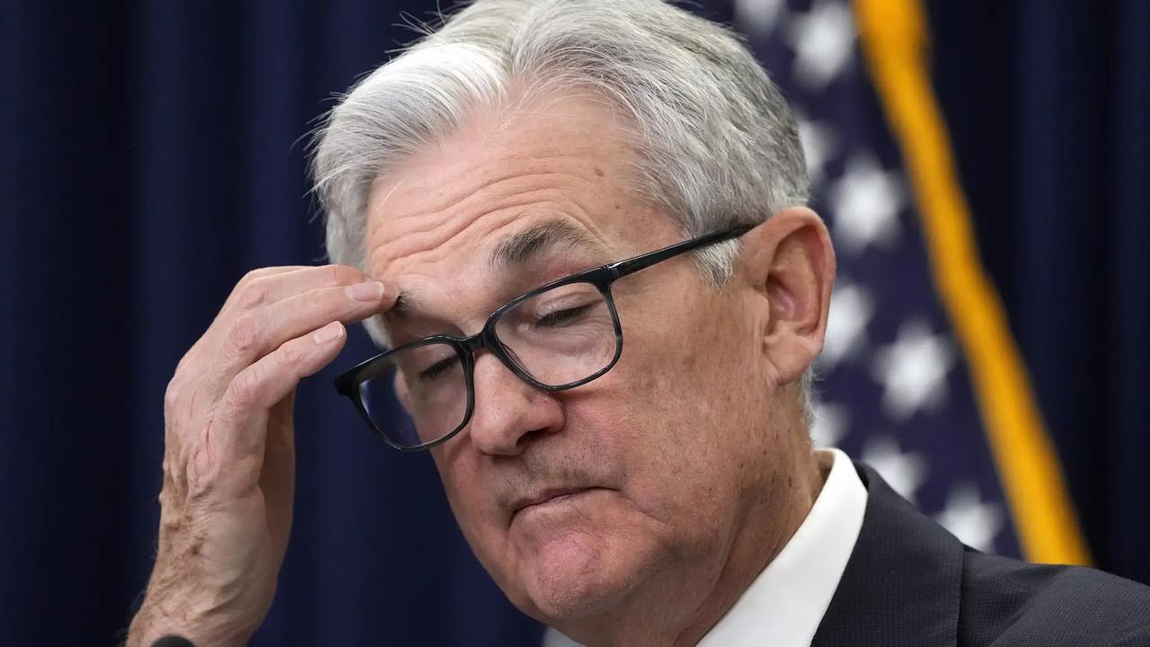 美联储这回头是真大了。

一直以来态度强硬、对经济保持乐观的美联储，终于开始调整