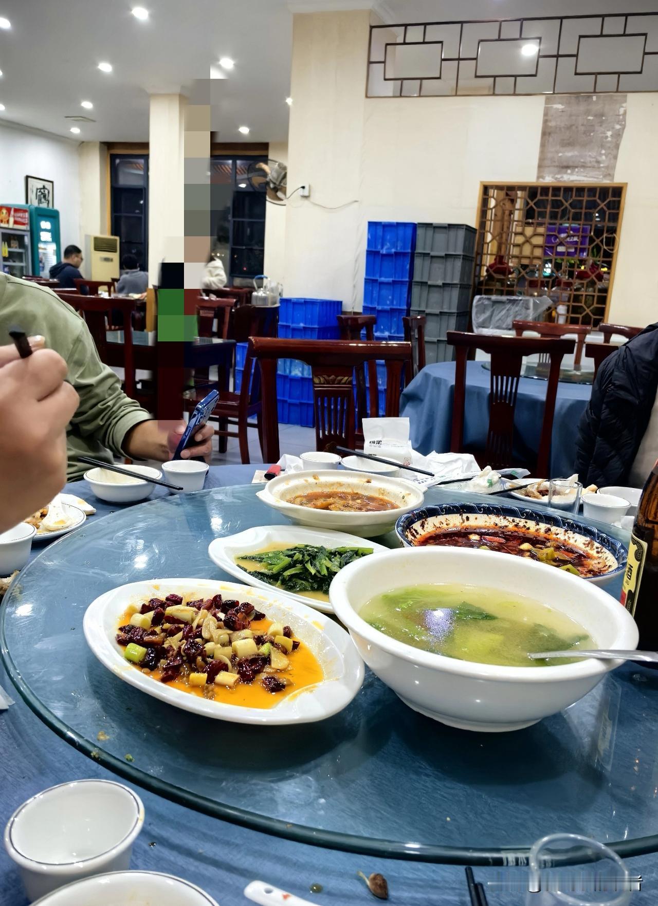 在国外漂的兄弟回来了，说好久不见约到一起吃饭，在建设路附近的的一餐馆，突然发现以