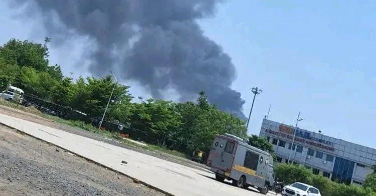 疑载133人波音787在印度坠毁

据印度媒体报道，一架飞机今天（6月12日）在