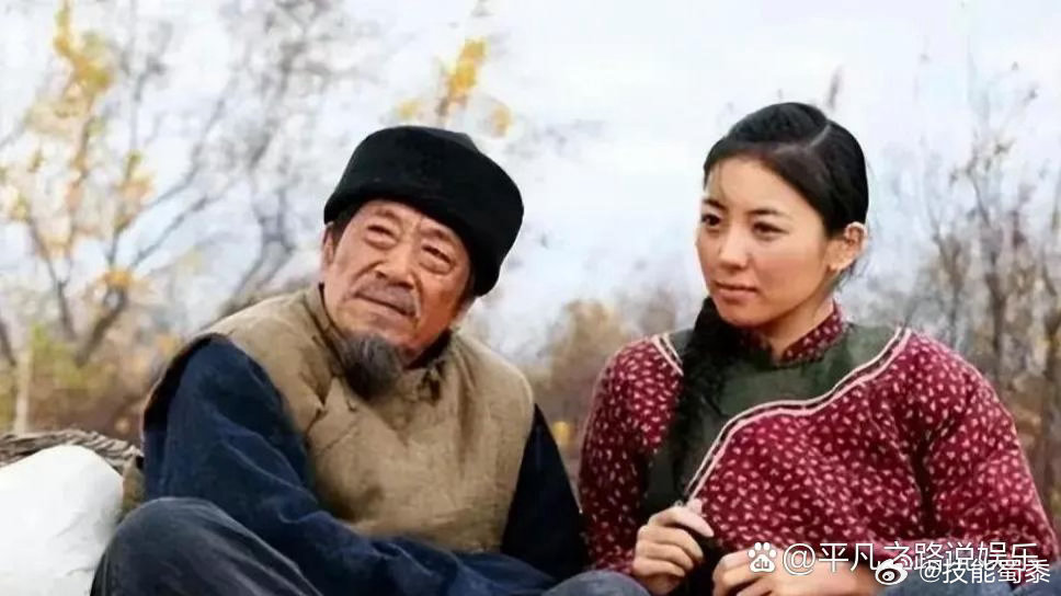 王奎荣和老婆坐一张桌子上吃饭，不知道的还以为是他女儿，妻子太年轻了。王奎荣很宠她
