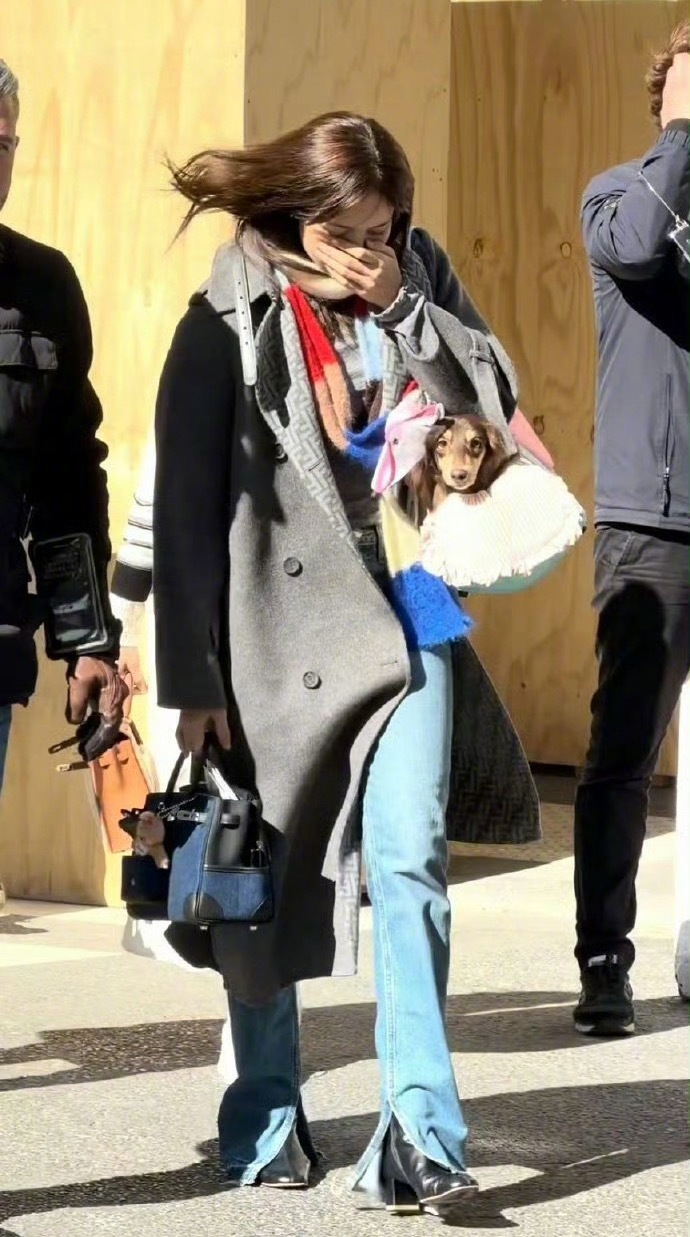 Lisa带Lola出门逛街网友巴黎街头偶遇Lisa，无刘海造型清爽又好看，颜值状