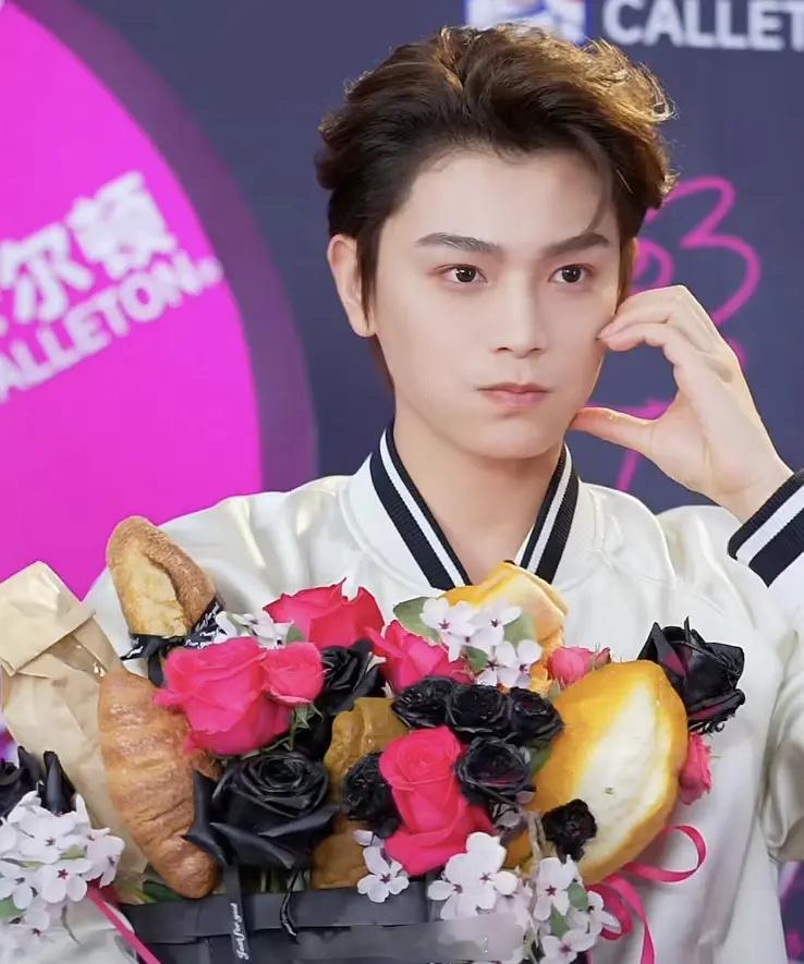 比心也很配啊脸颊比心，嘟嘴比心，蝴蝶结比心…有没有考古的童鞋告诉我他以前问呢比心