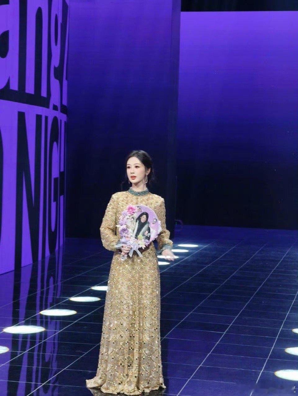 杨紫 大花气质越来越美了，而且端庄大方，新的一年要继续拍好剧哦，我想看