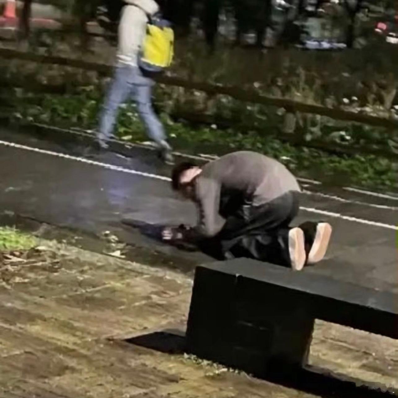 那些说汪小菲装的，大概没有真正爱过一个人，毕竟曾经深爱过，还是孩子妈妈一个外人看