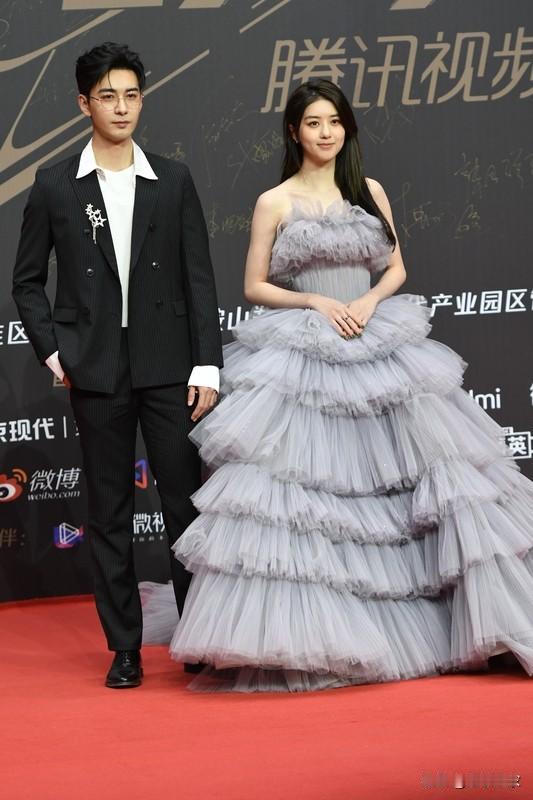 2025年末最出圈的社交喜剧非星光大赏上周也王玉雯把陈星旭“聊走了”莫属。12月