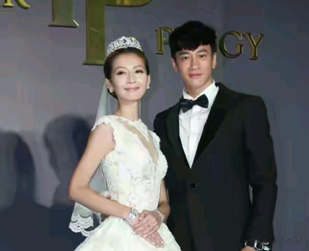 我能接受何润东演项羽现在才爆火
也能接受何润东苏超现场没骑马
但不能接受何润东这