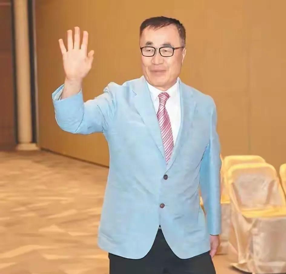 李四川在新北那是“老黄牛”人设焊死了！市政、交通门儿清，基层人脉盘得比蜘蛛网还密