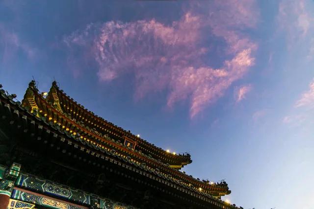 繁华事散落香尘，
陌上彤云暮色沉。
夜雪寒凉裘被透，
晨霞日升披彤云。